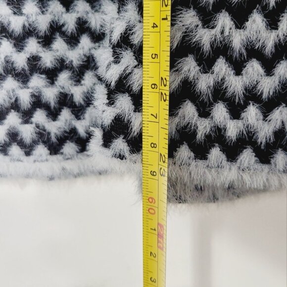 Vita Milano Women's Black  White Chevron Pattern Fuzzy Knit A-Line Skirt Small - Picture 7 of 8